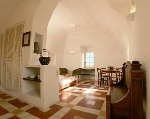 Geniet van de lichte en ruime binnenruimte van KLEIN KLOOSTERTJE, een vakantiehuis in het schilderachtige Nimes, Languedoc-Roussillon.