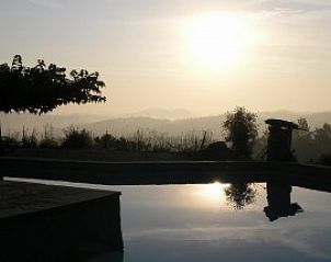 Ervaar de rustgevende zonsondergang bij Klein Kloostertje, een vakantiehuis met zwembad in Nimes, Languedoc Roussillon.