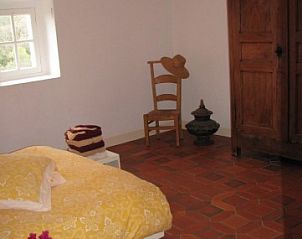 Charmante slaapkamer in KLEIN KLOOSTERTJE, vakantieverblijf in Nimes, Languedoc, met traditionele Franse stijl.