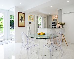 Stijlvolle keuken en eetruimte in Elegant apartment, Nice, op loopafstand van de haven, met priv tuin.