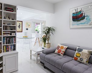 Elegant apartment in Nice, Provence biedt een lichte woonkamer met comfortabele bank en unieke decoratie, dicht bij de haven.