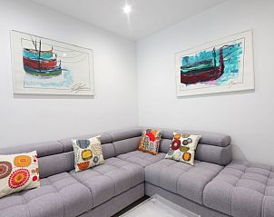 Elegant apartment in Nice, Provence biedt een uitnodigende woonkamer met kunstzinnige details en veel comfort.