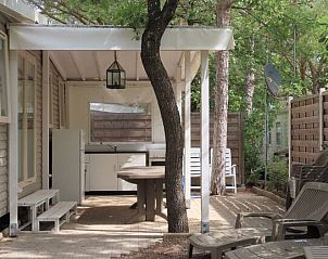 Ervaar de serene buitenruimte van Campingchalet Grande 515, gelegen in Ctes d'Azur, met comfortabele zitplekken en natuurlijke omgeving.