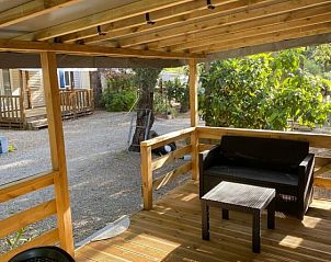 Rustig terras bij Campingchalet 429 in Roquebrune-sur-Argens, Provence, ideaal voor een ontspannen verblijf in de Cote d'Azur.