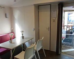 Verken de moderne en lichte binnenruimte van Campingchalet 429 in Roquebrune-sur-Argens, Zuid-Frankrijk, met directe toegang tot het terras.