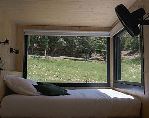 Slaapkamer in Huisje in Le Barroux biedt een rustgevend uitzicht op de groene omgeving van de Provence, Frankrijk.