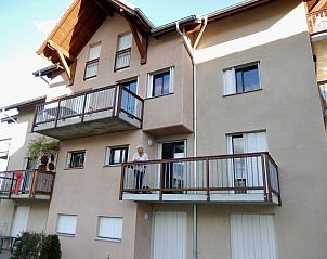 Ontdek de serene balkonomgeving van Residence du Lac DS4 in Savines le Lac, een uitnodigend vakantiehuis in de Provence.