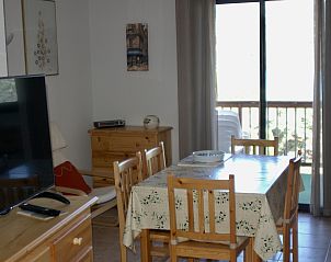 Eetkamer in Residence du Lac DS4, Savines le Lac, Provence, met toegang tot een balkon en uitzicht op de groene omgeving.