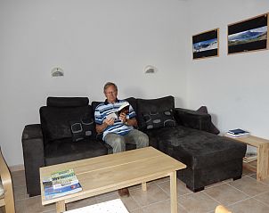 Lichte woonkamer van Residence du Lac DS4, Savines le Lac, Provence, met uitnodigende bank en leeshoek.