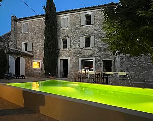 Mas vakantiehuis in Goult, Provence, biedt een idyllisch zwembad en terras te midden van groene omgeving.
