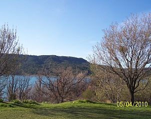 Geniet van de serene natuur en het meerzicht bij vakantiehuis Figuier in Aiguines, Provence, Cote d'Azur.