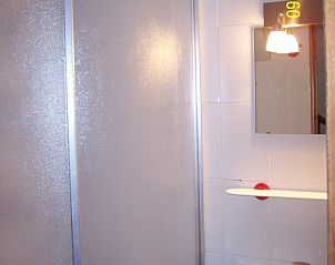 Comfortabele badkamer in Figuier vakantiewoning, Aiguines, Provence met eigentijdse douche.