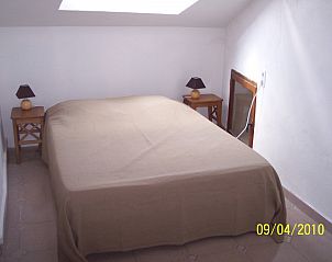 Intieme slaapkamer in Figuier vakantiehuis, Aiguines, Provence, met tweepersoonsbed en warme ambiance.