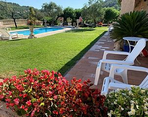 Verken de serene tuin en het zwembad van vakantiehuis Chez Brunette in Cabasse, Provence, ideaal voor een rustgevende vakantie.