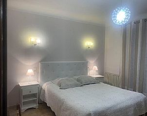 Knusse slaapkamer in Chez Brunette, vakantieverblijf Cabasse, Provence, met elegant bed en warme verlichting.