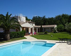 Ontdek Villa Luna in Sainte-Maxime, een charmant vakantiehuis in de Provence met een uitnodigende tuin en zwembad.