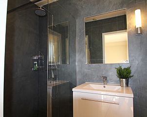 Luxe badkamer in het vakantiehuis Villa Luna te Sainte-Maxime, Provence, met eigentijdse douche en elegant design.
