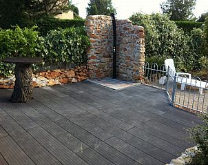 Uitzicht op het terras van Villa Chasanka in Moissac-Bellevue, Provence. Ervaar de serene omgeving van dit vakantiehuis aan de Cote d'Azur.