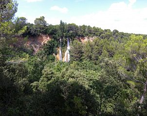 Villa Chasanka in Moissac-Bellevue biedt een adembenemend uitzicht op de natuurlijke bossen en watervallen van de Provence, Cote d'Azur.