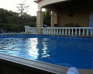 Villa Chasanka in Moissac-Bellevue, Provence biedt een idyllisch zwembad en uitnodigend terras voor een perfecte vakantie.