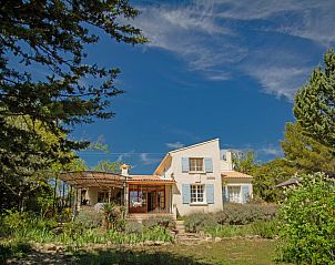 Geniet van de rust bij Villa Cantirane, een vakantiehuis in Saint-Pierre-de-Vassols, Provence, met een uitnodigend terras en groene omgeving.