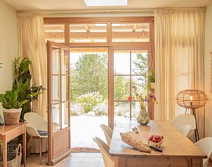 Villa Cantirane in Saint-Pierre-de-Vassols biedt een sfeervolle eetruimte met toegang tot een zonnig terras in de Provence.