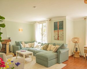 Villa Cantirane, een vakantiehuis in Saint-Pierre-de-Vassols, Provence, biedt een uitnodigende woonkamer met zachte banken en warme sfeer.