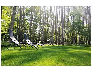 Rustige tuin met ligstoelen in Vakantiewoning aan de Visbeekvallei, Vlimmeren, Antwerpen, Belgi.