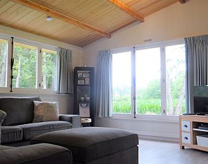 Lichte woonkamer met uitzicht op natuur in Vakantiewoning aan de Visbeekvallei, Vlimmeren, Antwerpen, Belgi.