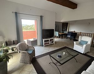 Gezellige woonkamer van Villa Marcelle, vakantieverblijf in Sainte-Maxime, Cote d'Azur, met prachtig uitzicht op de omgeving.