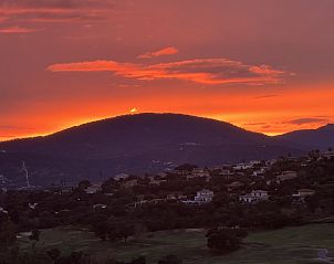 Zonsondergang over de heuvels gezien vanuit Villa Marcelle in Sainte-Maxime. Ontdek de schoonheid van dit vakantiehuis in de Provence, Cote d'Azur.