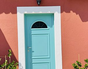 Ontdek de unieke entree van Villa Marcelle, een vakantieverblijf in Sainte-Maxime, Provence, met een vrolijke deur en zonnige ambiance.