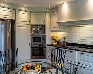 Moderne keuken in vakantiehuis Wilde Wingerd in Balen, Antwerpen met eetruimte.