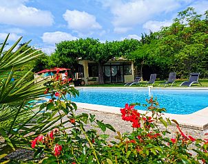 La Valentine in Bedarrides, Provence biedt een prachtig vakantiehuis met een uitnodigend zwembad en groene omgeving voor een rustgevende vakantie.