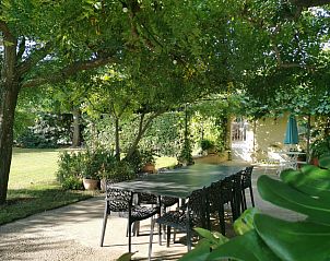 Ervaar de rust van het terras bij La Valentine in Bedarrides, Provence, een idyllisch vakantiehuis met prachtige tuinen.