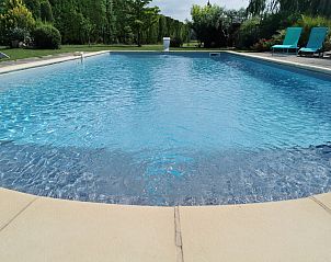 Zwembadplezier bij La Valentine, een idyllisch vakantiehuis in Bedarrides, Provence, perfect voor ontspanning in de zon.