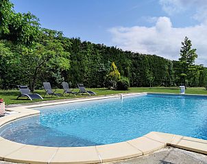 Zwem in het verfrissende zwembad van La Valentine, een vakantieverblijf in Bedarrides, Provence, omgeven door prachtige natuur.