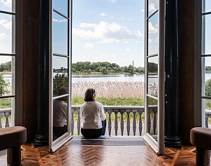 Geniet van het serene uitzicht op het terras van Vakantiehuisje in Hingene, Antwerpen, een idyllisch vakantieverblijf aan het water.