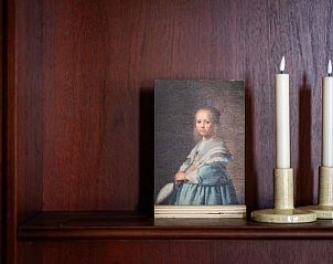 Authentieke details in Vakantiehuisje in Hingene, Antwerpen, Belgi, met klassieke schilderijen en sfeervolle inrichting.