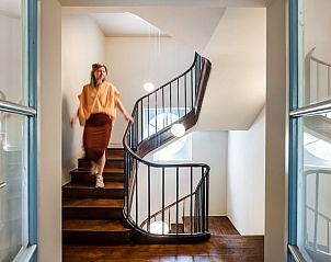 Moderne trap in Vakantiehuisje in Hingene, Bornem, Belgi, met stijlvolle houten afwerking en elegant design voor een luxe verblijf.