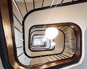 Elegant trappenhuis in Vakantiehuisje in Hingene, Bornem, biedt een uniek perspectief op de architectuur in Antwerpen, Belgi.