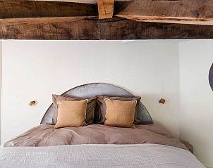 Gezellige slaapkamer in Vakantiehuisje in Hingene, Bornem, met rustieke houten balken in Antwerpen, Belgi.