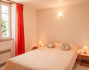 Gemtliches Schlafzimmer im Maison Girou Haut, Montcabrier, Frankreich, mit natrlichem Licht und einer ruhigen Atmosphre fr ultimative Entspannung.