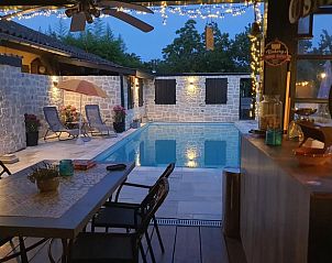 Ontspan op het charmante terras van Vakantiehuis in Montfermier met zwembad, midden in de prachtige natuur van Midi/Pyrenees, Frankrijk.