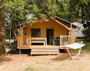 Verblijf in tenthuis Outback in Payrac, Midi-Pyrenees, en ervaar de serene omgeving vanaf de veranda.