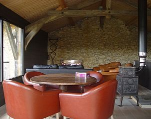 Vakantiehuis l'auloue in Barran, Midi-Pyrenees, biedt een sfeervolle woonkamer met stenen muren en een warme, uitnodigende zithoek.