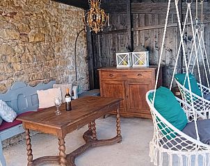 Vakantiehuis in Prudhomat, Frankrijk, biedt een charmante buitenruimte met comfortabele stoelen en houten accenten.