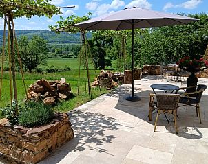 Ervaar de rust op het terras van Vakantiehuis in Prudhomat, met uitzicht op het groene landschap van de Midi/Pyrenees, Frankrijk.