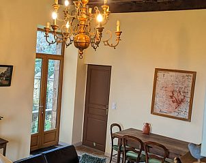 Vakantiehuisje in Prudhomat biedt een warme woonkamer met authentieke inrichting in het hart van Midi-Pyrenees, Frankrijk.