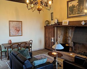 Rustieke charme in Vakantiehuisje in Prudhomat, Frankrijk, met klassiek interieur en uitnodigende open haard.